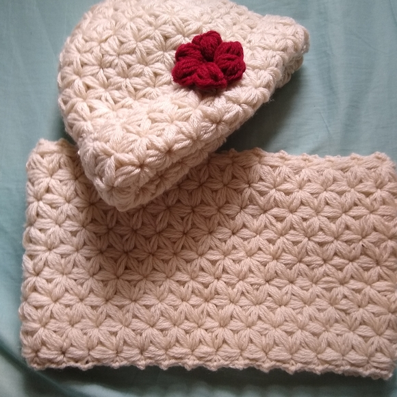Jasmine stich handmade cozy hat and cowl - Picture 5 of 16